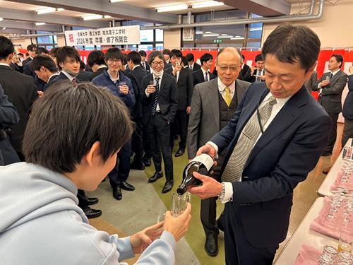 熊谷学科長から卒業生へ振る舞い酒