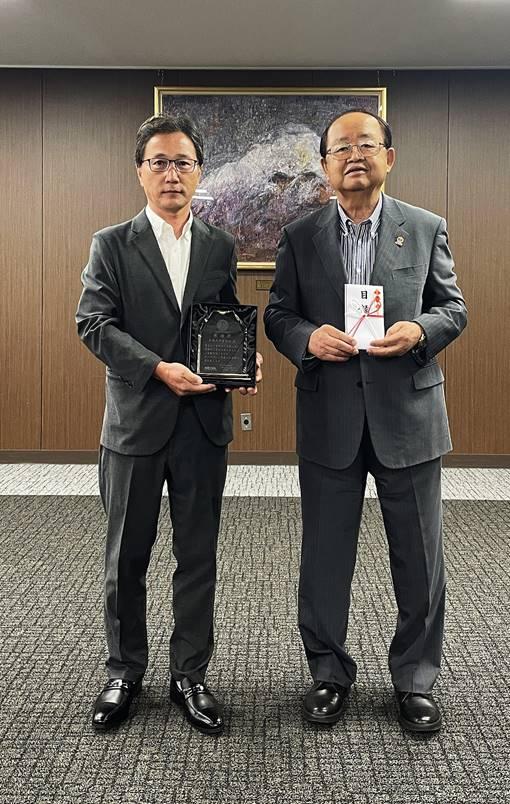 名城大学 電気会 小林会長（左）、名城大学 立花理事長（右）