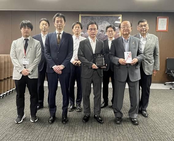 前列左より、村上准教授(学内幹事)、熊谷教授(名誉会長)、小林会長、立花理事長、後列左より、山中副会長、竹内副会長、矢野業務執行理事、小原専務理事