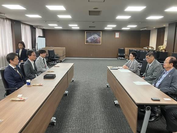 電気会（熊谷教授、村上准教授、小林会長）と立花理事長、小原専務理事との懇談の様子