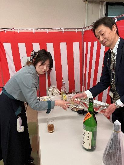 熊谷学科長恒例の振る舞い酒